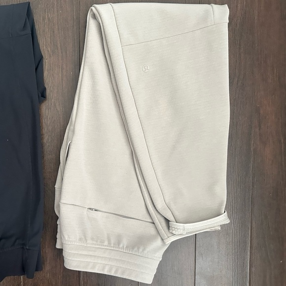 grid line fleece jogger in a men’s medium - Picture 3 of 4